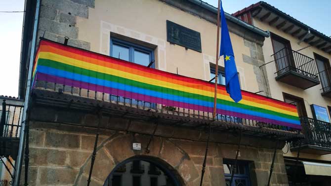 Bandera arcoíris en El Barco de Ávila.