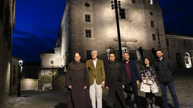 Nueva iluminaci&oacute;n del lateral de La Santa.