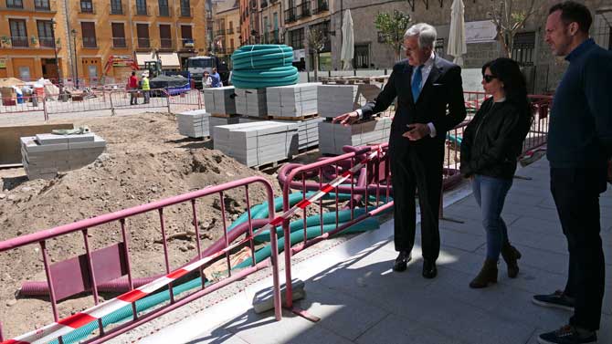 Rivas visita las obra de la plaza del Teniente Arévalo.