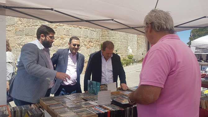 El alcalde en la inauguración de la Feria del Disco.