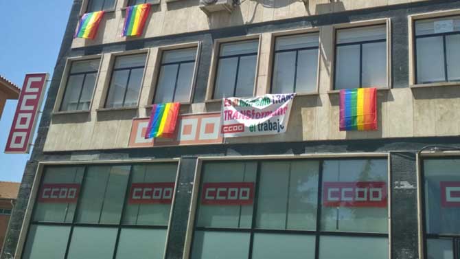 Bandera arco&iacute;ris en la sede de CCOO de &Aacute;vila.
