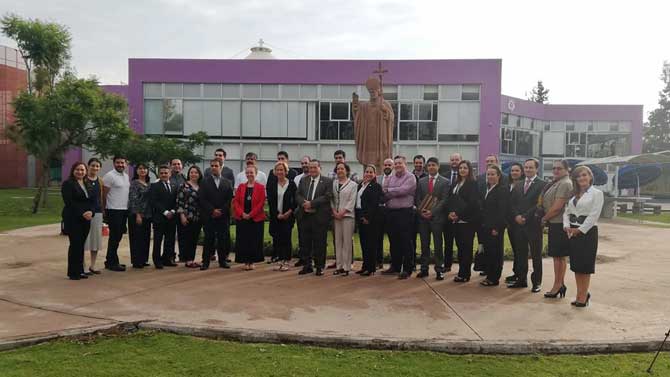 Profesores en la Universidad del Valle de Atemajac (Univa).