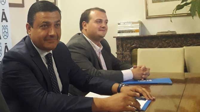 Carlos García en la firma de un convenio con la Casa Social Católica.