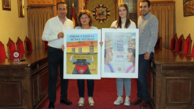 María Jesús García y Celia Arias entre el alcalde y el concejal de Festejos.