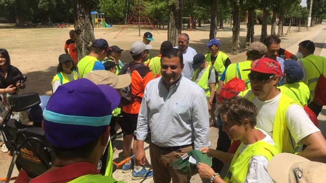 Carlos Garcia saluda a los participantes en la ruta teresiana en el Soto.