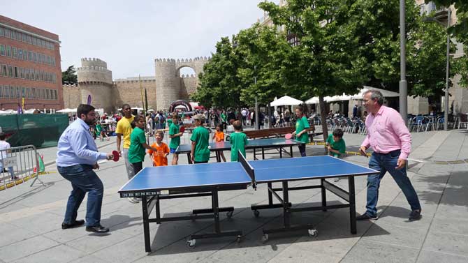 Sánchez Cabrera juega al tenis de mesa con el concejal Felix Meneses.