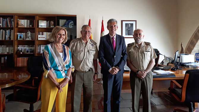Coronel Germán Sánchez Arroyo (derecha) con el delegado de la junta.