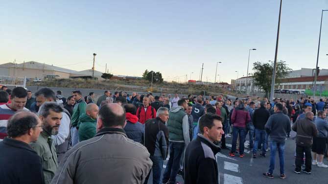 Trabajadores de Nissan concentrados ante la fábrica a primera hora de la mañana.