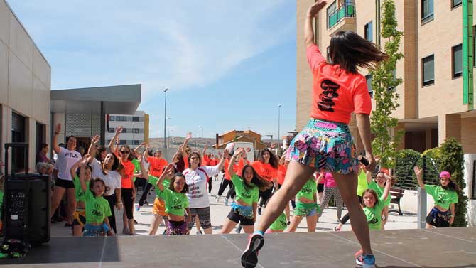 Baile solidario en el centro de Faema.
