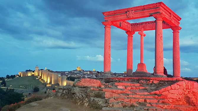 Cuatro Postes de rojo en el Día de la Caridad.
