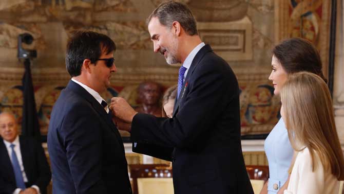 Felipe VI entrega la distinción a González Jara. Foto: Casa de S.M. el Rey.
