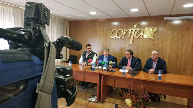 Presentación del premio Empresa Abulense con Juan Saborido y Joan Bombardó en el centro.