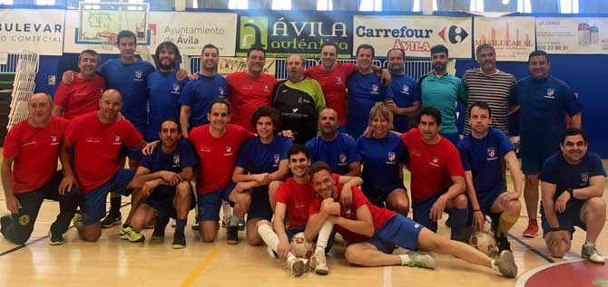 Participantes en el equipo de f&uacute;tbol previo a los premios La Alcazaba.