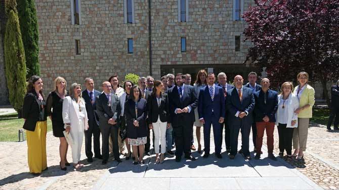 Foto de familia de la nueva corporaci&oacute;n de &Aacute;vila tras el pleno de constituci&oacute;n.