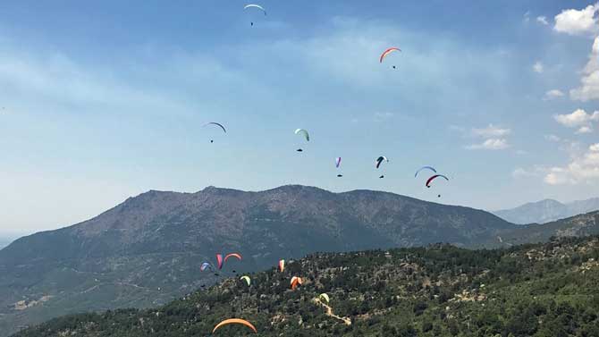 Parapentistas en Pedro Bernarso.