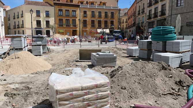 Obras en la plaza del Teniente Arévalo.
