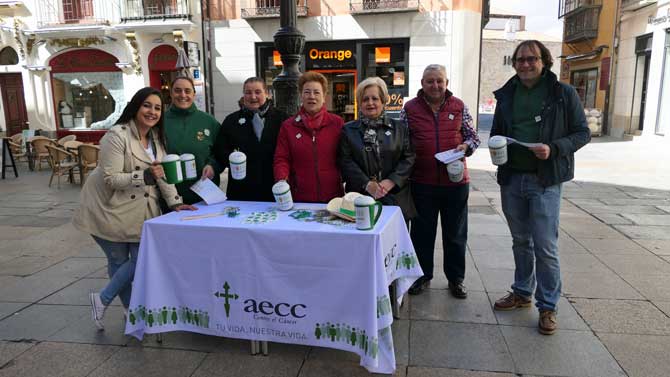 Participantes en una mesa de la AECC en la plaza de José Tomé.