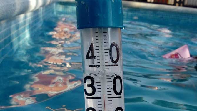 Term&oacute;metro en una piscina de &Aacute;vila este mi&eacute;rcoles.