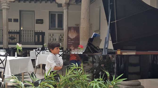 Actuación de jóvenes pianistas en el Día de la Música.