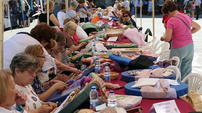 Encuentro de encajeras en Navalmoral de la Sierra.