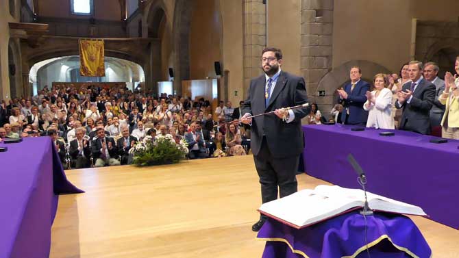 El nuevo alcalde de &Aacute;vila ofrece el bast&oacute;n de mando.