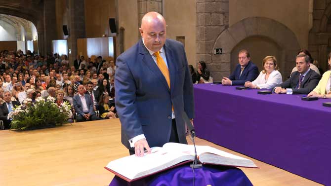 Carlos López en la toma de posesión como concejal.