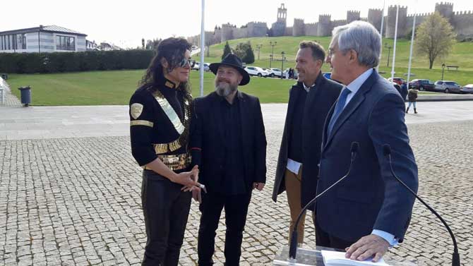 Imitador de Michael Jackson en la presentación del festival en abril.