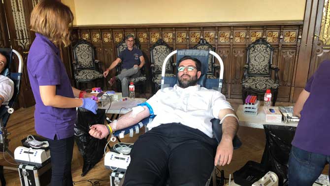 El alcalde de Ávila dona sangre en el salón de plenos.