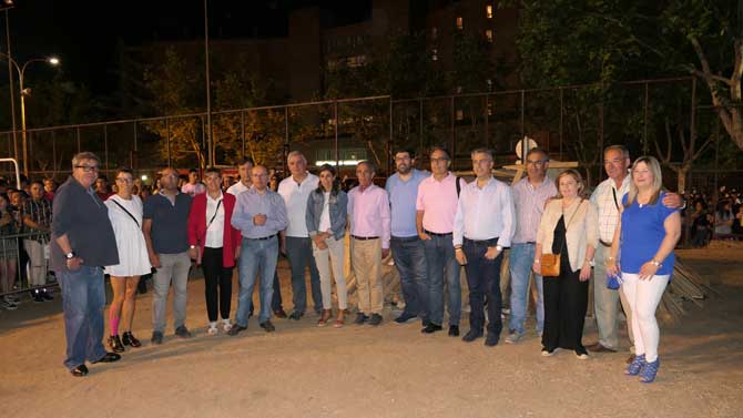 Concejales y miembros de la Asociación de la Toledana antes de prender la hoguera.
