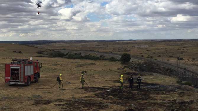 Incendio junto a la vía férrea en Tornadizos.