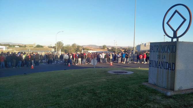 Concentración de empleados de Nissan a primera hora del viernes.