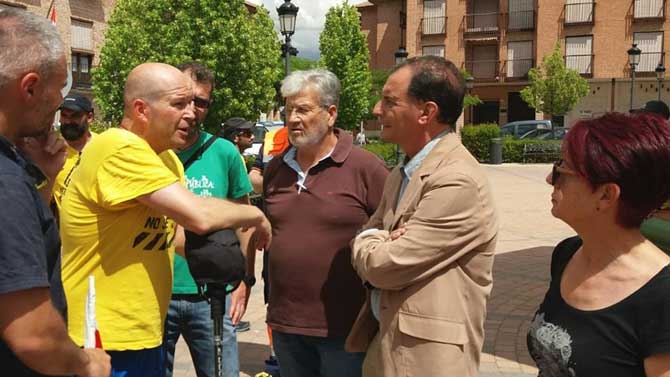 Alcalde y concejales de Arévalo reciben a la Marcha del Aluminio.