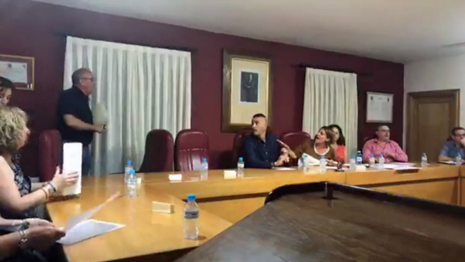 Rubén Rodríguez en el momento de marcharse del pleno de El Tiemblo.