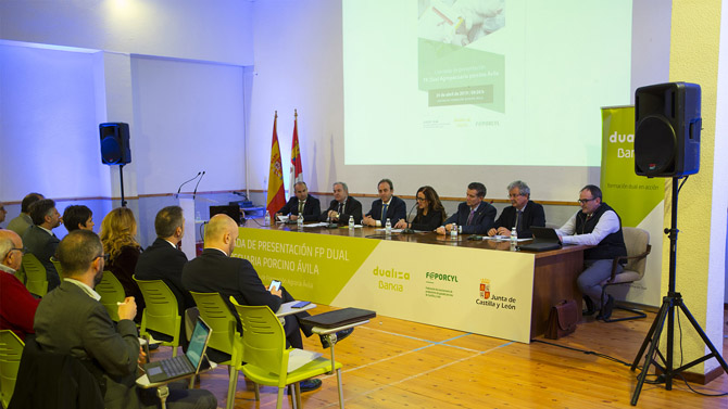 Imagen de archivo de la presentaci&oacute;n en abril del Grado de Producci&oacute;n Agropecuaria.