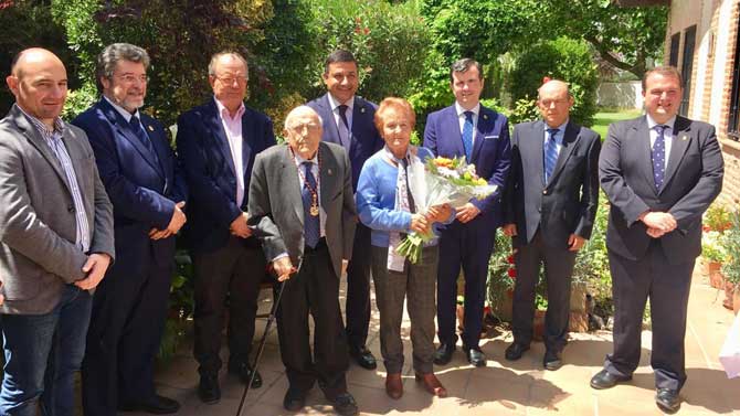 Jim&eacute;nez Lozano recibe la medalla de oro de la provincia de &Aacute;vila.