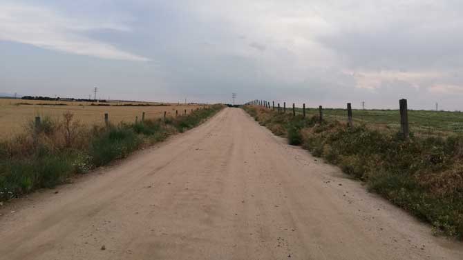 Uno de los caminos rurales de Ar&eacute;valo reparado.