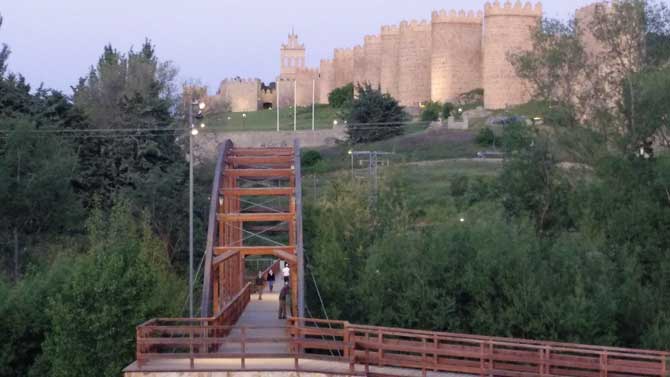 Puente peatonal sobre el río Adaja ante la muralla.