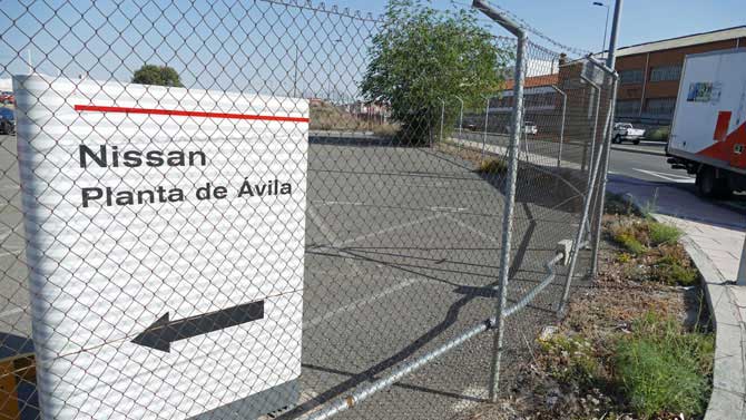 Acceso a la f&aacute;brica de Nissan en &Aacute;vila.