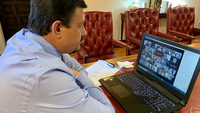 Carlos García, en una reciente reunión telemática con el presidente de la Junta.