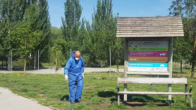 Tratamiento contra plagas en un parque para perros de &Aacute;vila.