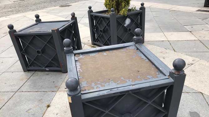 Jardineras de la plaza del Mercado Grande.