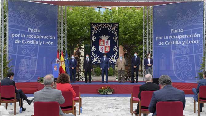 Firma del Pacto para la Recuperaci&oacute;n de Castilla y Le&oacute;n.