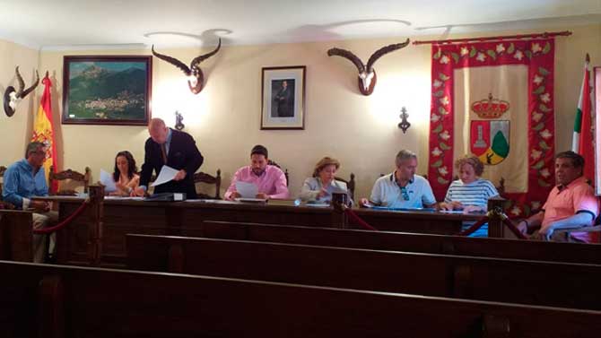 Imagen de un pleno de Guisando, con Juan José García (izquierda( y Raúl Sánchez (derecha).