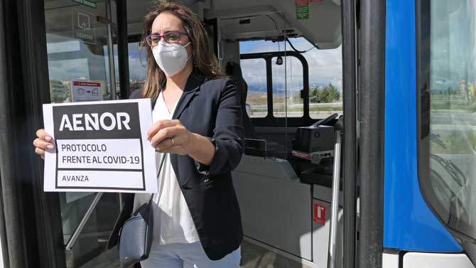 La gerente de Avilabus muestra el certificado de Aenor.