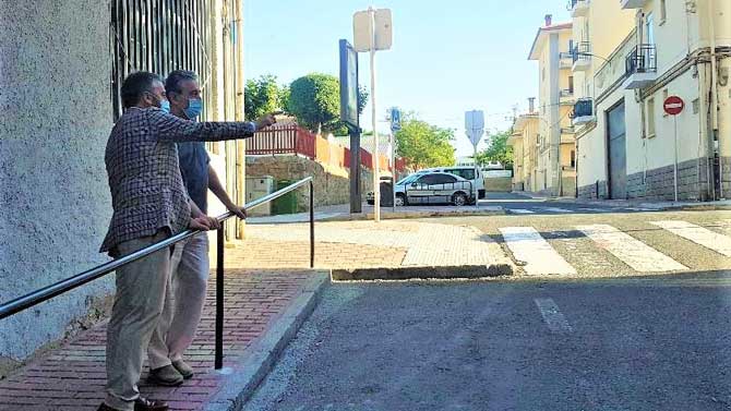 El concejal de Obras y el presidente de la Asociaci&oacute;n de Vecinos Zona Norte en la calle Padre Victoriano.