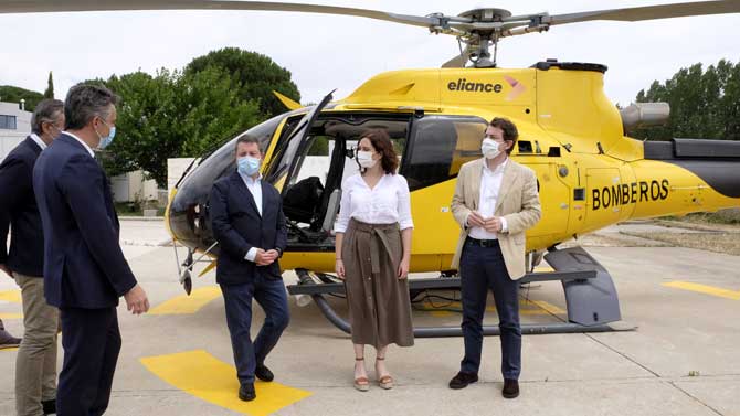 Los presidentes de las tres comunidades tras la firma de los convenios.