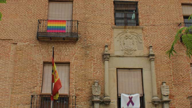 Bandera arco&iacute;ris en el Ayuntamiento de Ar&eacute;valo.