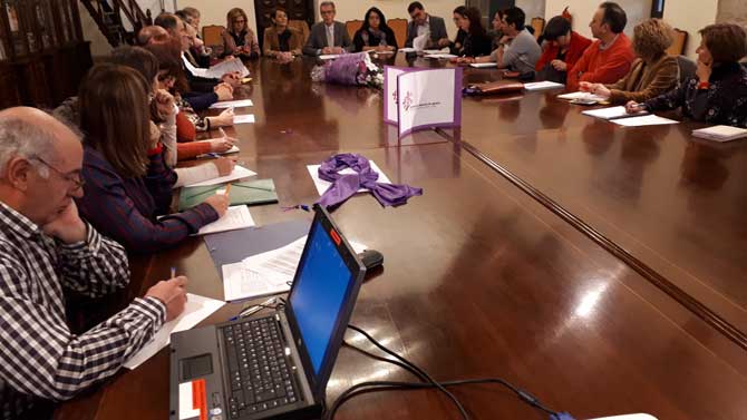 Imagen de archivo de una reunión de la Comisión de Violencia de Género en la Delegación de la Junta.