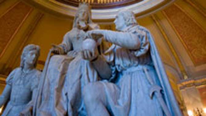 Escultura de la reina Isabel en el California State Capitol Museum.