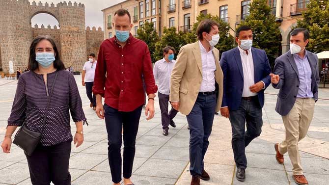 Ma&ntilde;ueco a su llegada a la sede del PP de &Aacute;vila.